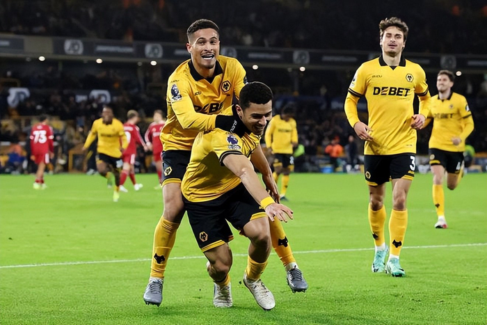 世界杯官方app下载中心-英超中资队酿奇迹？绝平阿森纳+绝杀利物浦！4轮抢7分 或逆袭保级|狼队|阿斯顿维拉|西汉姆联|埃梅里|主场_新浪体育_新浪新闻