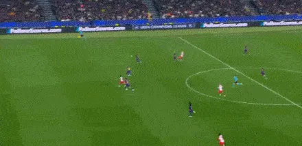 世界杯客户端升级说明-库巴西弧顶位置放倒西蒙尼，VAR介入后裁判出示红牌